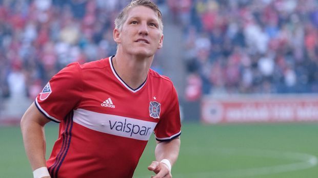 
                <strong>Das sind Bastian Schweinsteigers Optionen</strong><br>
                Bastian Schweinsteiger ist mit Chicago Fire in der ersten Playoff-Runde der MLS ausgeschieden. Sein Vertrag läuft noch bis zum 31. Dezember. Wie geht es für den Weltmeister danach weiter? ran.de nennt Schweinis Optionen.
              