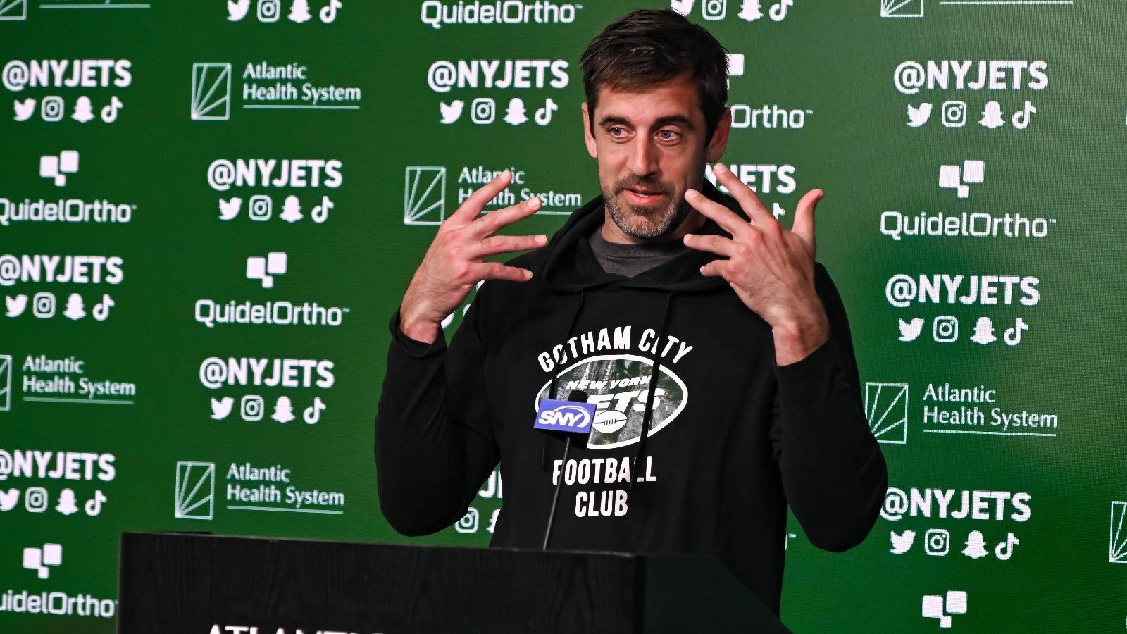 
                <strong>New York Jets – Entscheidung bei Aaron Rodgers treffen</strong><br>
                Wird das Intermezzo von Aaron Rodgers bei den New York Jets ein kurzes oder geht es über 2023 hinaus? Das müssen die Jets am besten noch vor dieser Saison entscheiden. Die Vertragssituation ist nämlich kompliziert. Auf dem Papier verdient Rodgers in der Saison 2023 etwas über eine Million Dollar, in der Saison 2024 dann knapp 108 Millionen Dollar. Dass das so kommt, ist ausgeschlossen. Bleibt abzuwarten, mit welcher Lösung General Manager Joe Douglas um die Ecke kommt.
              