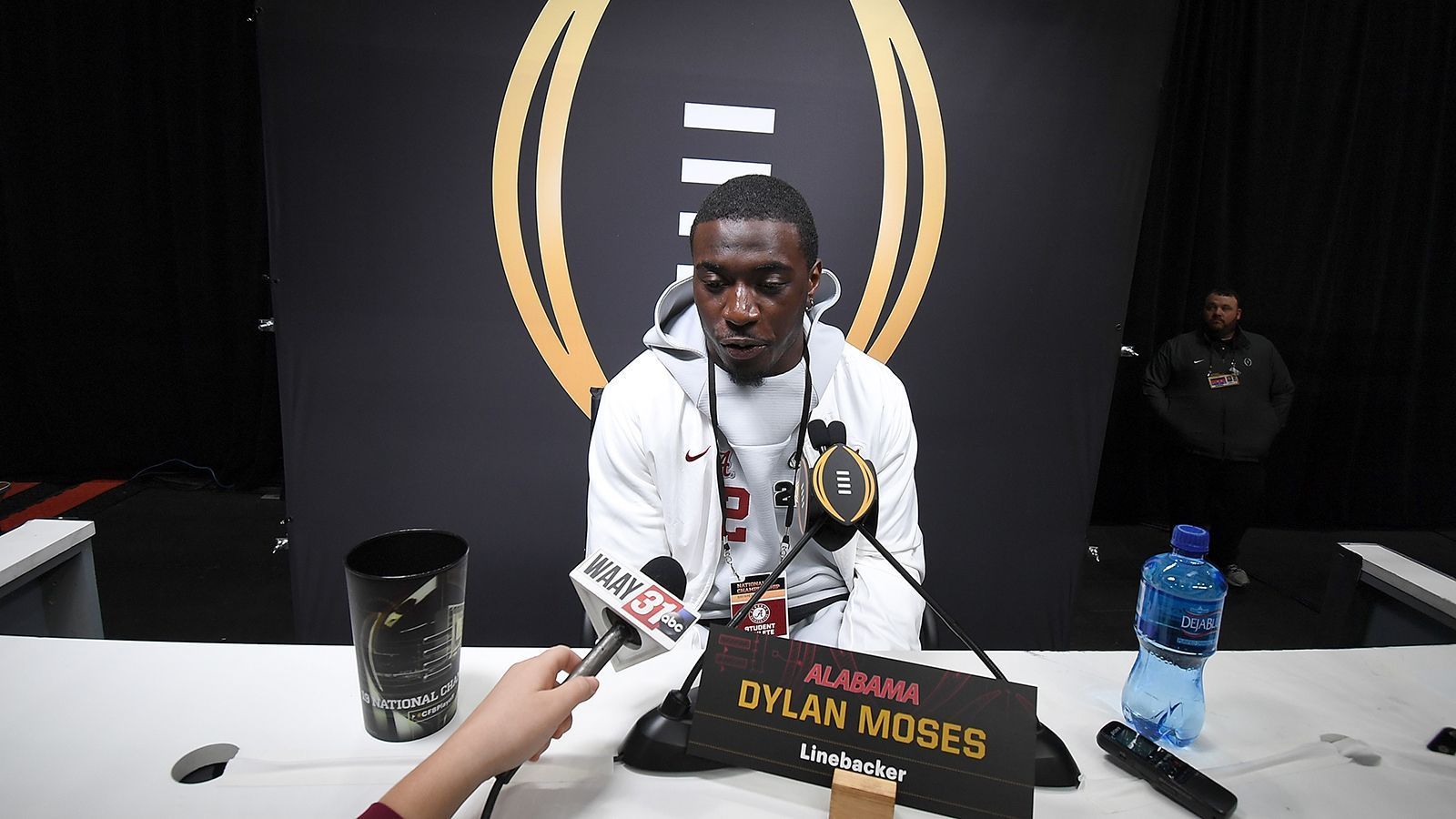 
                <strong>Dylan Moses, Linebacker, Alabama</strong><br>
                Ähnlich wie bei Little überschattete eine schwere Verletzung die vergangene Spielzeit. Bereits vor dem Start der Saison riß sich Dylan Moses das Kreuzband. 2018 zeigte er bereits, dass er ein dynamischer Linebacker sein kann, der sowohl in der Passverteidigung als auch gegen den Lauf brilliert. 
              