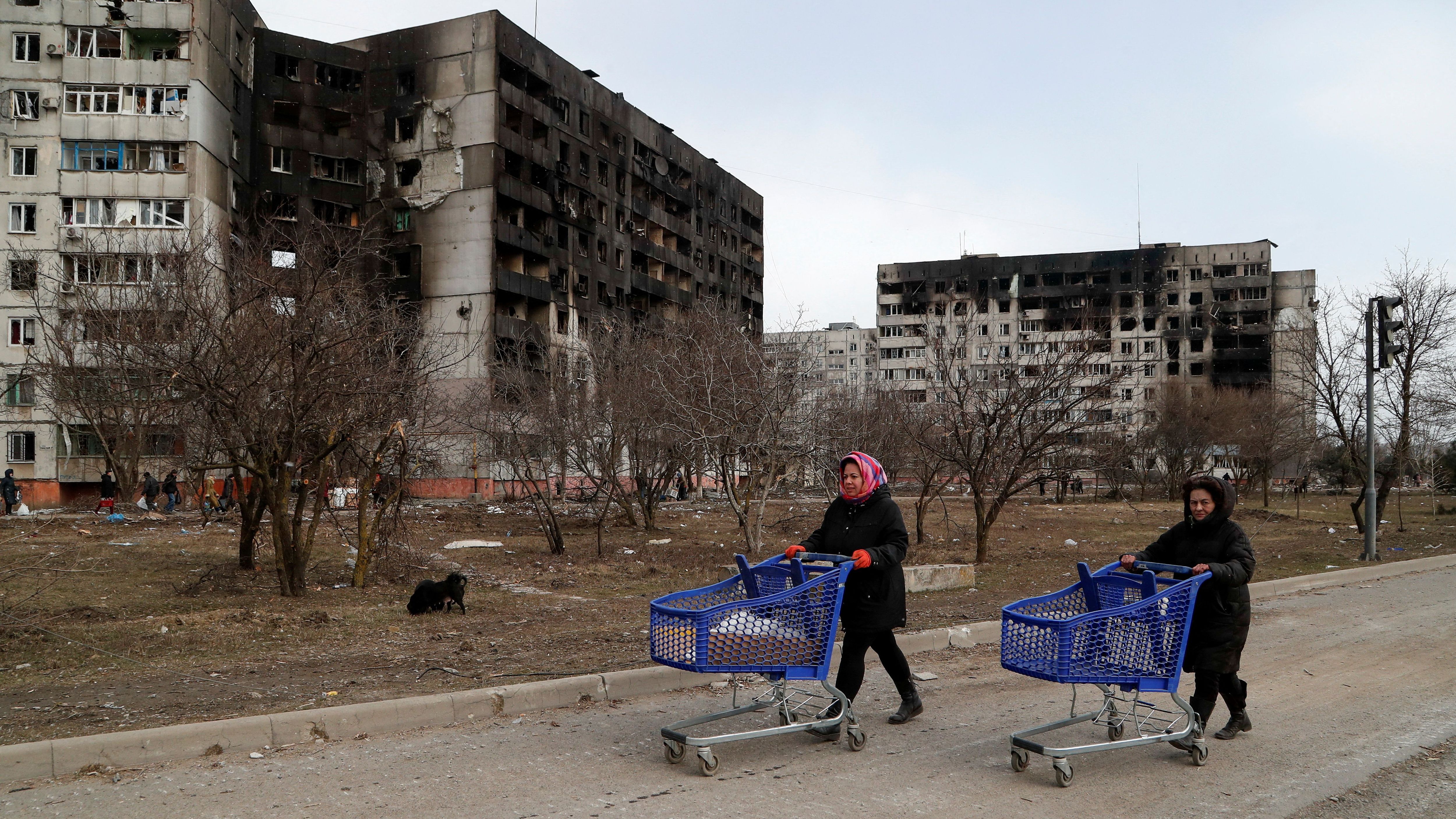 März 2022: Die südostukrainische Hafenstadt Mariupol, in der vor Beginn des Angriffskrieges mehr als 400.000 Menschen lebten, wird zum Symbol für die völlige Zerstörung der Angriffe. 