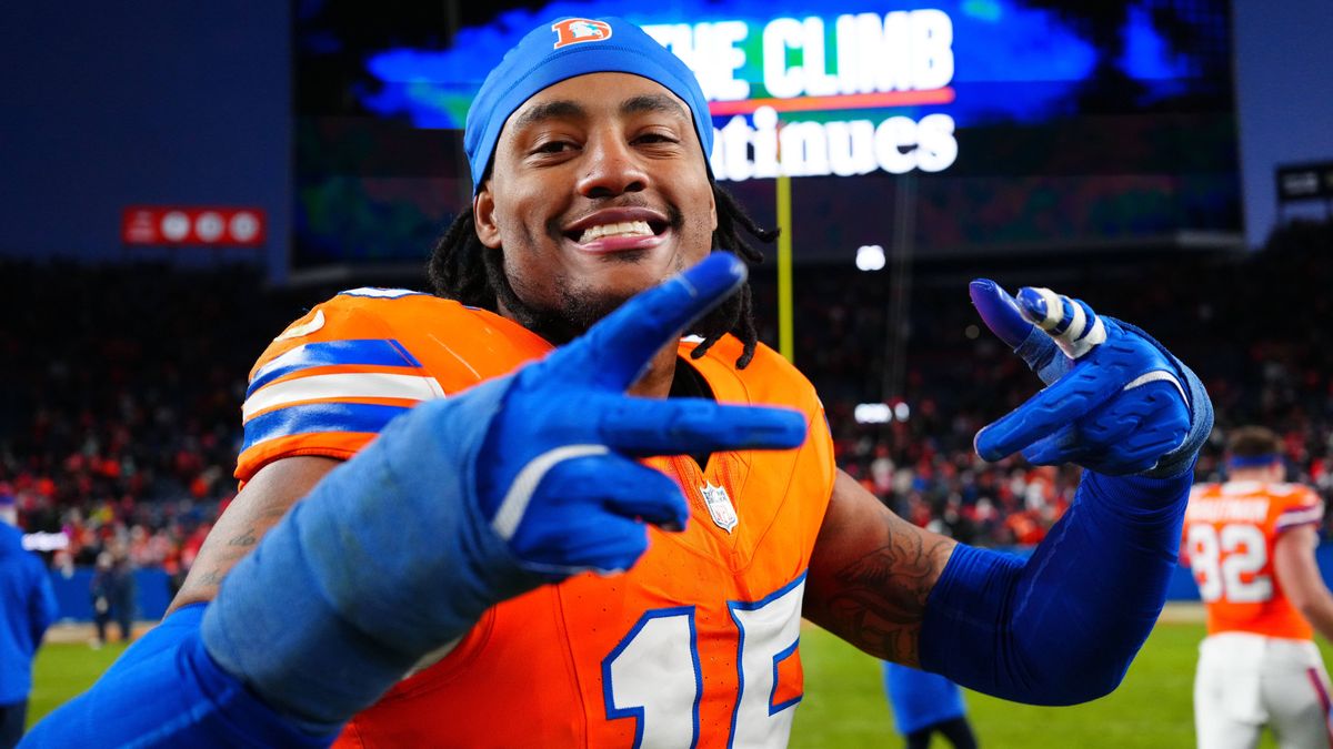 NFL, American Football Herren, USA Kansas City Chiefs at Denver Broncos Jan 5, 2025; Denver, Colorado, USA; Denver Broncos linebacker Nik Bonitto (15) following the win against the Kansas City Chie...