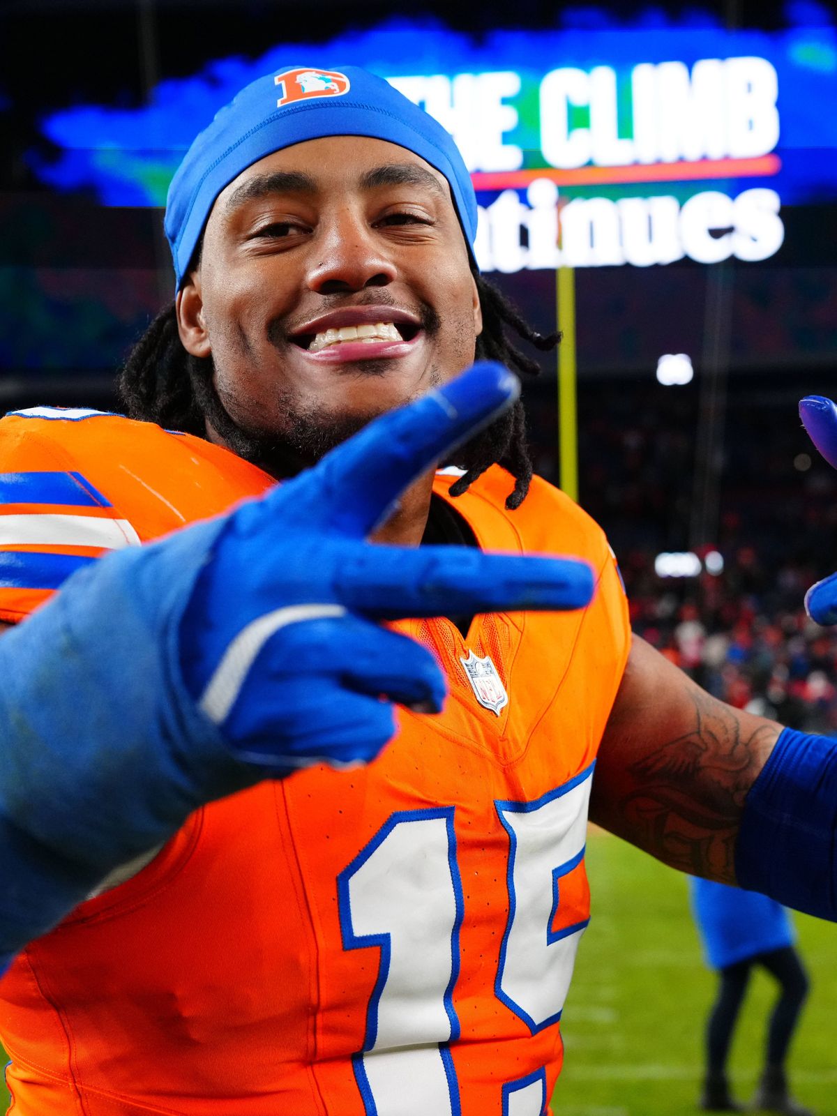 NFL, American Football Herren, USA Kansas City Chiefs at Denver Broncos Jan 5, 2025; Denver, Colorado, USA; Denver Broncos linebacker Nik Bonitto (15) following the win against the Kansas City Chie...