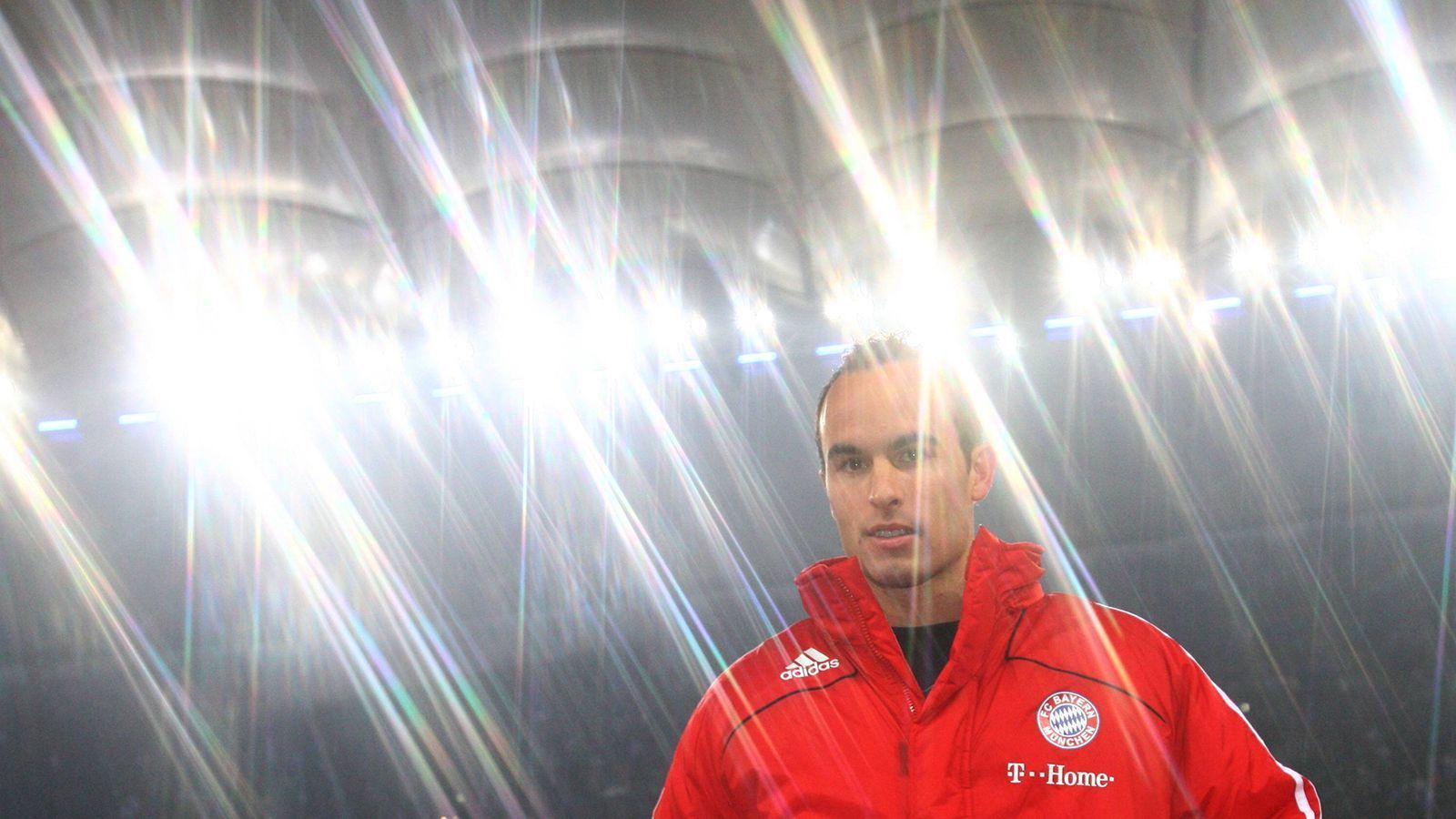 
                <strong>Landon Donovan (Januar 2009 bis März 2009)</strong><br>
                Er ist der vielleicht legendärste Transferflop der jüngeren Bayern-Geschichte: Landon Donovan hielt sich nach dem MLS-Aus seines Klubs LA Galaxy im Winter 2008 beim Rekordmeister fit und wurde auf Wunsch von Coach und US-Fußball-Experte Jürgen Klinsmann direkt ausgeliehen. Bei den Bayern-Granden verursachte der Wunschspieler Stirnrunzeln, laut Hermann Gerland habe Donovan nicht einmal das Niveau für Bayerns Reserve gehabt. Sechs Kurzeinsätze in DFB-Pokal und Bundesliga später hatte sich das Thema allerdings schon wieder erledigt: Die Münchner weigerten sich, die für zunächst drei Monate angesetzte Leihe zu verlängern, der Stürmer kehrte nach drei Monaten wieder in die USA zurück.
              