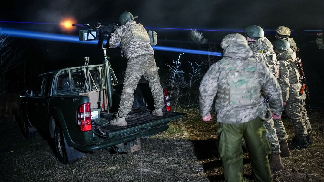 Ein mobiler Drohnen-Abwehrtrupp trainiert in der Nacht zum 24. Februar 2024 den Abschuss russischer Drohnen östlich der Hafenstadt Odessa.