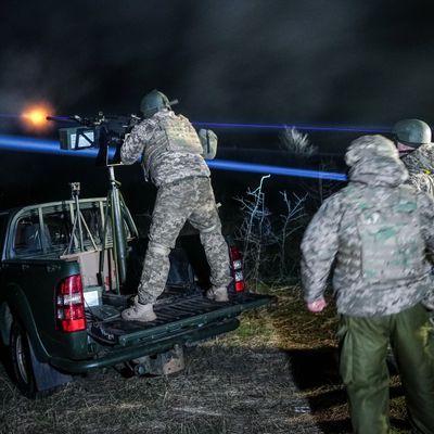 Ein mobiler Drohnen-Abwehrtrupp trainiert in der Nacht zum 24.02.2024 den Abschuss russischer Drohnen östlich der Hafenstadt Odessa. 