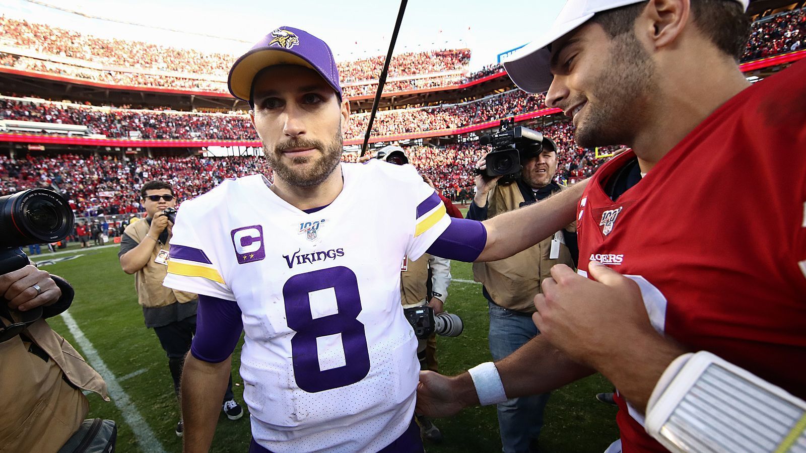 
                <strong>Kirk Cousins (Minnesota Vikings)</strong><br>
                Natürlich reisten Kirk Cousins und die Minnesota Vikings keineswegs als Favoriten nach San Francisco. Doch mit der Leistung gegen die 49ers gelang es dem für seinen provozierenden "You like that"-Spruch bekannten Quarterback einmal mehr nicht, seinen Kritikern den Wind aus den Segeln zu nehmen. Diese meinen nämlich: Der Fourth Rounder des Draft 2012 würde in den wirklich wichtigen Spielen untergehen. In der Divisional Round waren seine 172 Passing Yards samt Touchdown und Interception auf jeden Fall deutlich zu wenig.
              