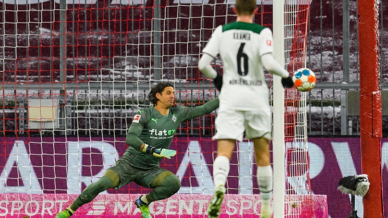 
                <strong>Yann Sommer</strong><br>
                Der Schweizer Nationalkeeper ist von Beginn an gefordert, wird von seinen Mitspielern immer wieder in den Spielaufbau mit eingebunden, weil sie in der Offensive in der Anfangsphase keine Anspielstationen finden. Rettet in der neunten Minute noch gegen Serge Gnabry und fünf Minuten später gegen Robert Lewandowski, doch kurze Zeit später ist auch Sommer machtlos und muss nach einem Strahl des polnischen Goalgetters hinter sich greifen. Danach der gewohnt sichere Rückhalt für die Borussia.ran-Note: 3
              