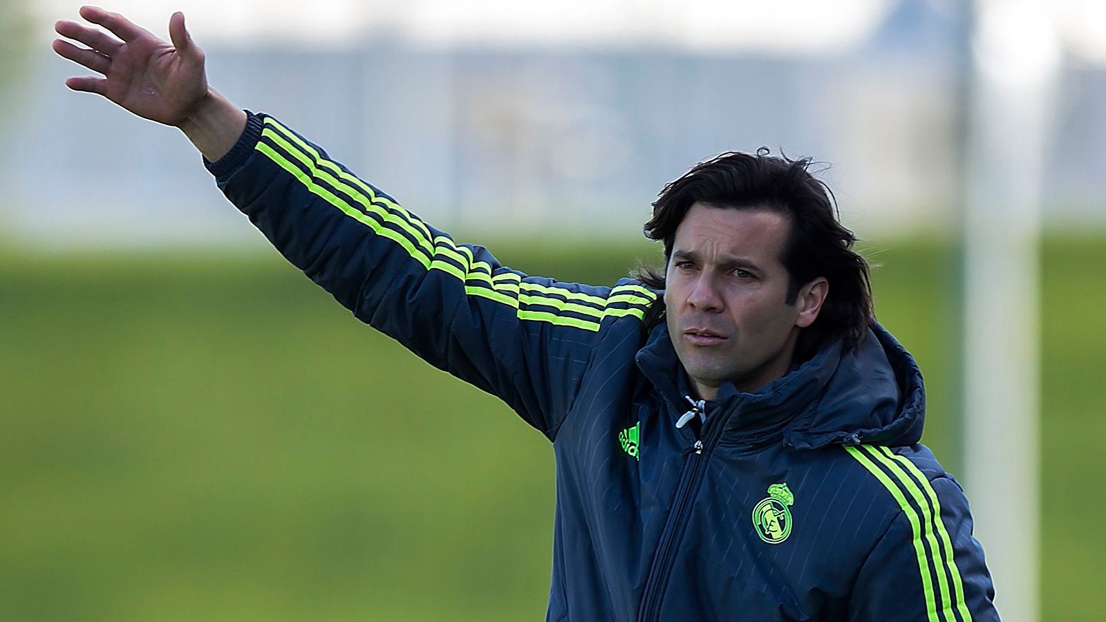 
                <strong>Santiago Solari (Real Madrid Castilla)</strong><br>
                Eigentlich schien der Abschied von Santiago Solari bereits beschlossene Sache zu sein. Nach drei Jahren im Nachwuchs sowie bei der Reserve haben die Madrilenen offenbar keine Verwendung mehr für den Argentinier, der seinen Posten bei Real Madrid Castilla für Guti räumen muss. Jetzt könnte sich Solari aber eine neue Möglichkeit eröffnen - schließlich vollführte schon Zidane den Schritt ins Bernabeu über die Drittligamannschaft. Es war der Start einer Erfolgsgeschichte.
              