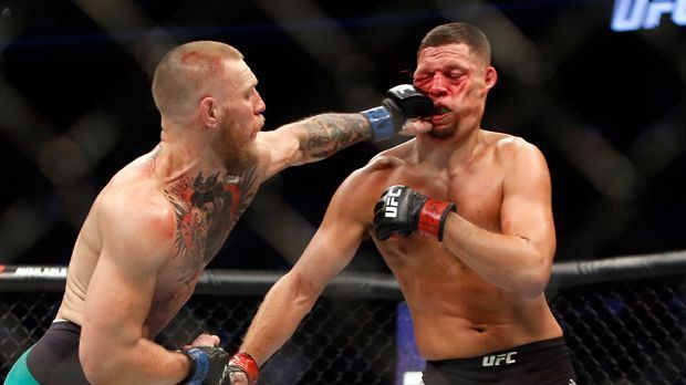 
                <strong>Conor McGregor vs. Nate Diaz II, UFC 202, 20.08.2016</strong><br>
                Fünf Monate nach der bitteren Niederlage revanchierte sich ein stark verbesserter McGregor bei Nate Diaz und besiegte ihn in einem packenden Kampf bei UFC 202 mehrheitlich nach Punkten.
              