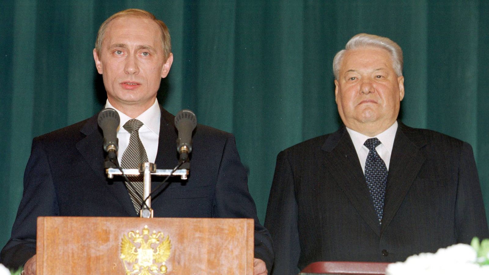 
                <strong>Wladimir Putin folgt auf Boris Jelzin</strong><br>
                Einen neuen Präsidenten gibt es auch in Russland. Wladimir Putin übernimmt das Amt vom in die Kritik geratenen Boris Jelzin. Mit 52,9 Prozent der Stimmen setzt sich Putin durch. Der 68-Jährige ist noch heute der starke Mann in Russland.
              