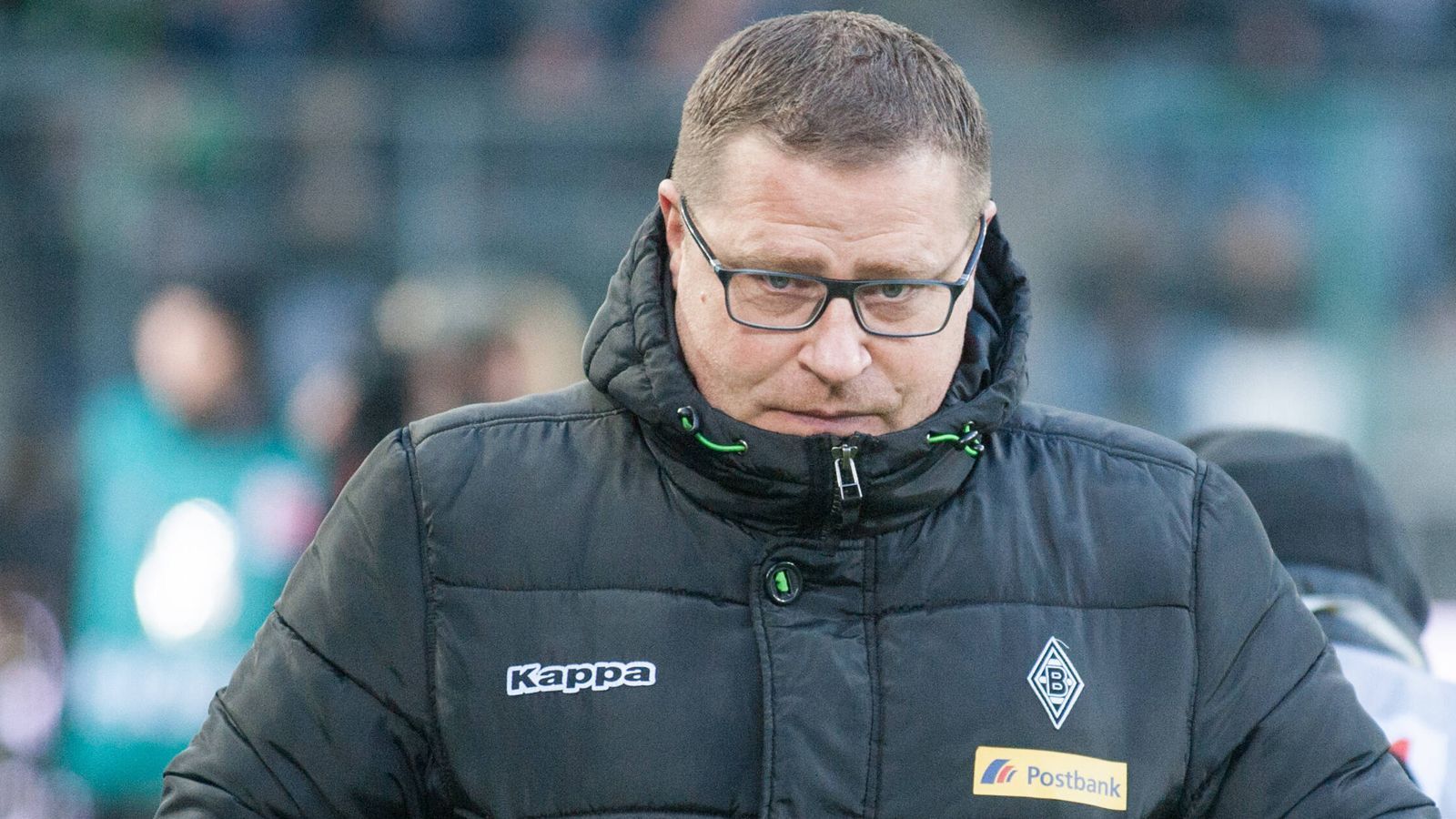 
                <strong>Borussia Mönchengladbach: Top- und Flop-Transfers von Max Eberl</strong><br>
                Max Eberl ist im Rahmen einer emotionalen Pressekonferenz als Sportdirektor von Borussia Mönchengladbach zurückgetreten. Der Ex-Profi erklärte dabei sehr eindrücklich, warum er sich nach 23 Jahren im Verein zu diesem Schritt entschlossen hat. Dabei bewies er Mut zur Schwäche, erklärte, er habe schlicht keine Kraft mehr. Wer sein Nachfolger wird, ist noch unklar. Fest steht, dass er eine riesige Lücke im Klub hinterlassen wird.
              