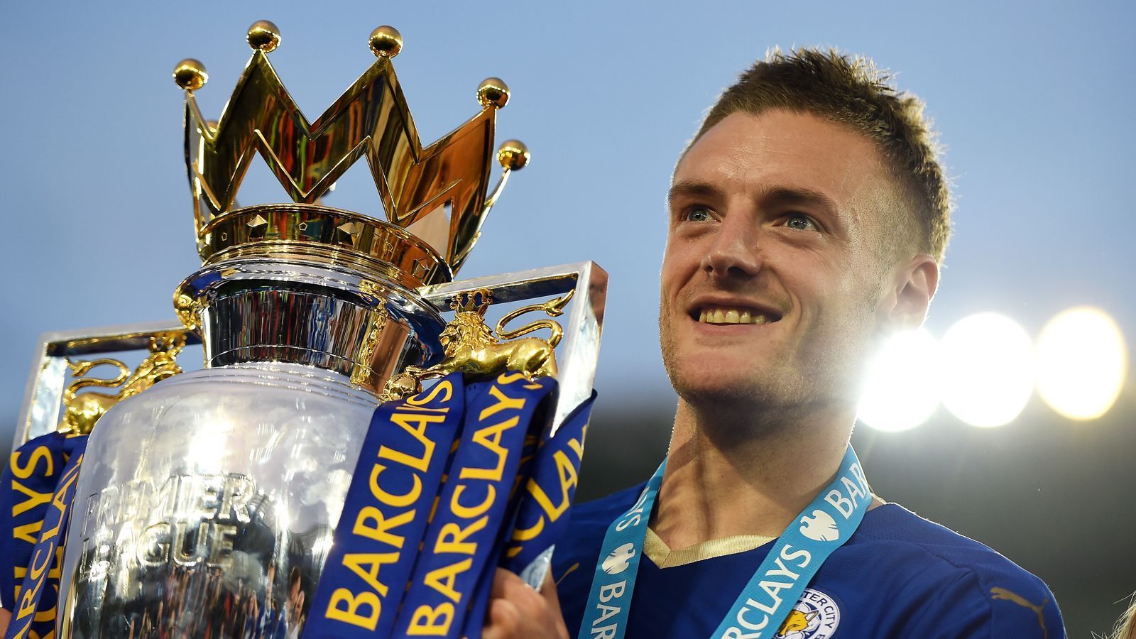 
                <strong>England: Jamie Vardy - 11 Spiele</strong><br>
                Mindestens ein Tor in elf aufeinanderfolgenden Spielen, das gelang auch Jamie Vardy in der Premier-League-Saison 2015/16. Er übertraf damit Ruud van Nistelrooys Rekord, der in zehn Partien in Folge getroffen hatte. Vardy gewann am Ende der Saison mit Leicester City den Titel.
              