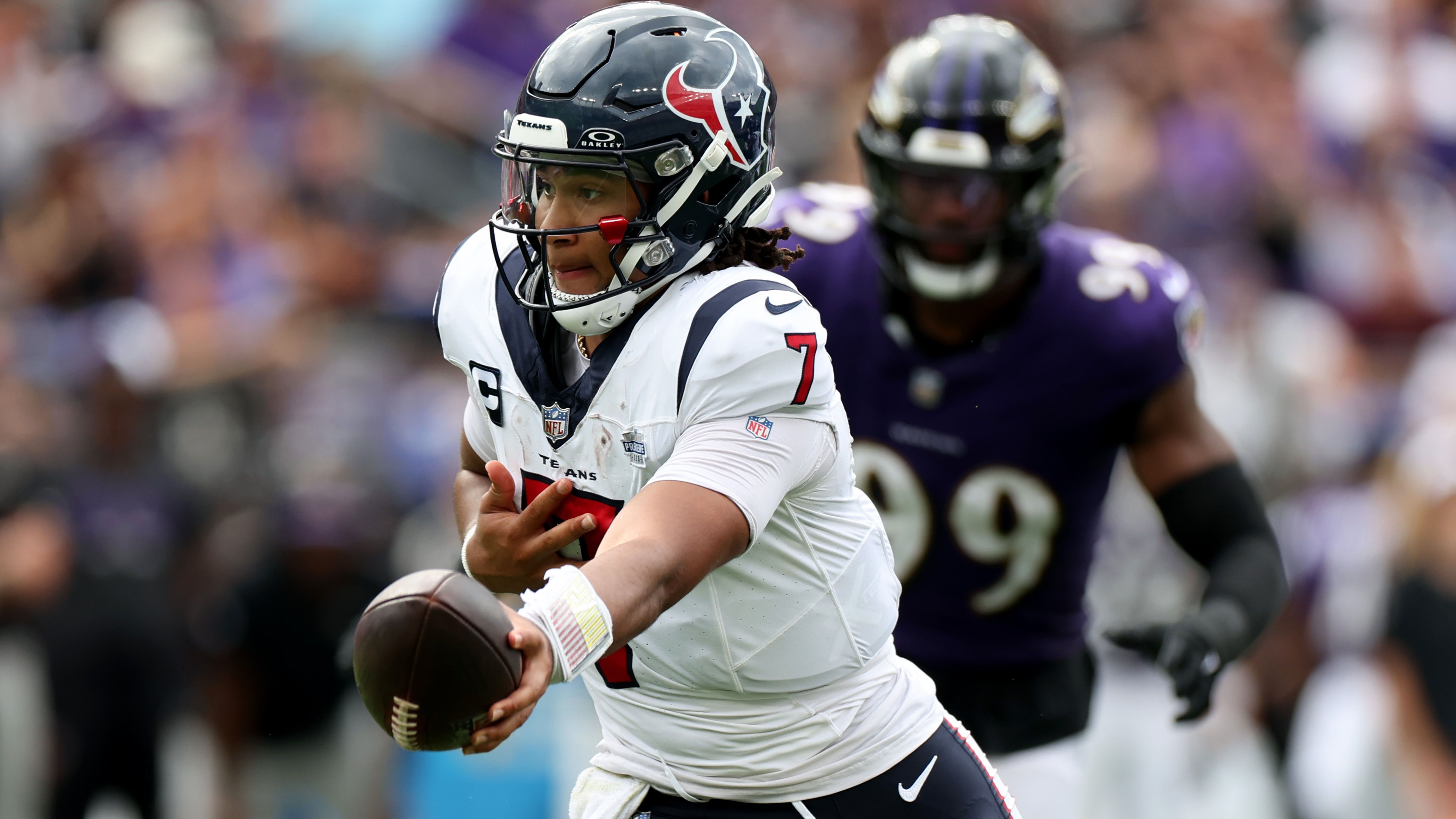 <strong>Houston Texans @ Baltimore Ravens: Revanche noch Auftaktspiel</strong><br>Das Duell der Texans gegen die Ravens fand bereits in Woche 1 der regulären Saison statt. Baltimore setzte sich dabei mit 25:9 durch. Allerdings lieferte Texans-QB Stroud (Foto) mit 242 Passing Yards ein beachtliches Spiel ab. Die Ravens schlossen die reguläre Saison mit 13 Siegen und vier Niederlagen ab, die Texans mit zehn Siegen und sieben Niederlagen.&nbsp;&nbsp;