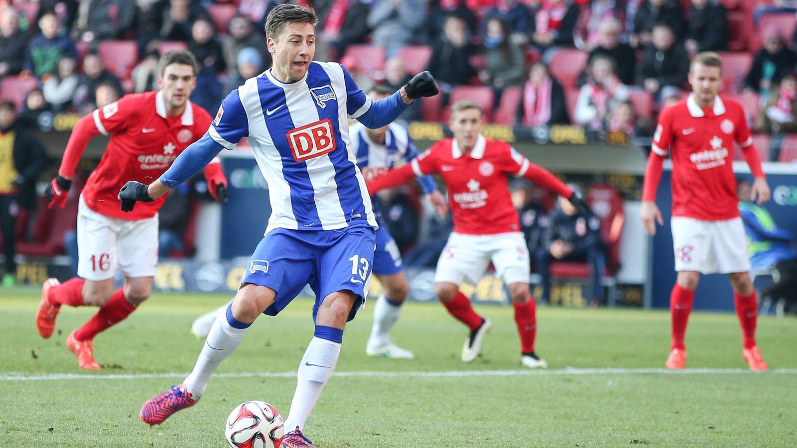 
                <strong>Mittelfeld: Jens Hegeler</strong><br>
                Die Erwartungen waren groß, als Jens Hegeler 2014 von Bayer Leverkusen zur Hertha wechselte. Trainer Jos Luhukay hatte sich für den Mittelfeldspieler stark gemacht, den er noch aus gemeinsamen Augsburger Zeiten kannte. Doch Hegeler kam in Berlin kaum zum Einsatz. Die Fans gaben ihm aufgrund seiner ungelenken Spielweise den Spitznamen "Storch". Nach zweieinhalb Jahren verabschiedete sich der einstige Hoffnungsträger zu Bristol City in die englische zweite Liga. 
              