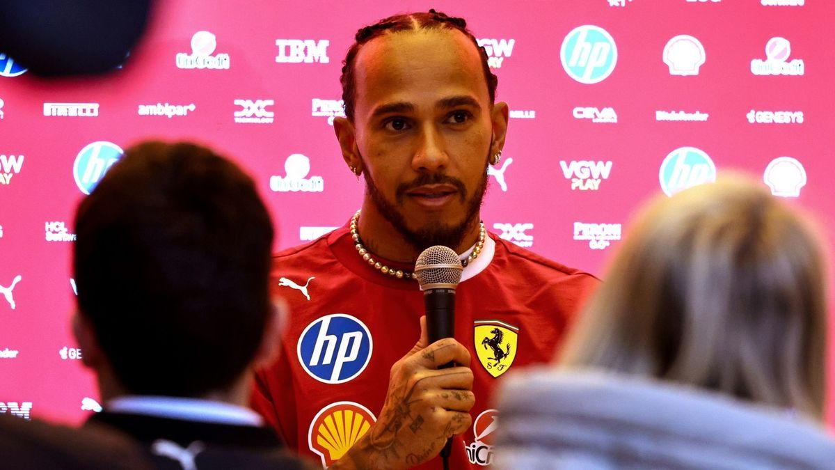 Gute Laune in Rot: Lewis Hamilton