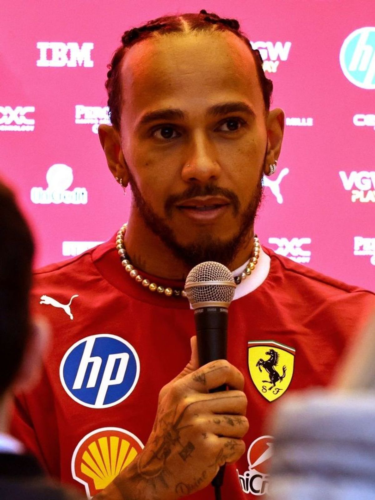 Gute Laune in Rot: Lewis Hamilton