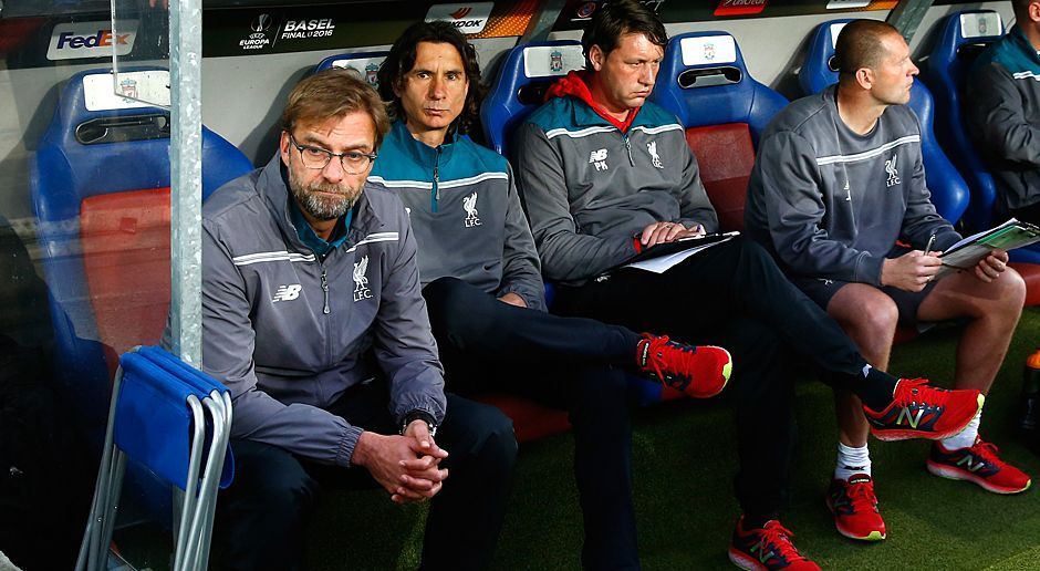 
                <strong>Jürgen Klopp FC Liverpool</strong><br>
                Der Trainer hat auf der Bank Platz genommen, rechts neben ihm sein Assistent Zeljko Buvac.
              