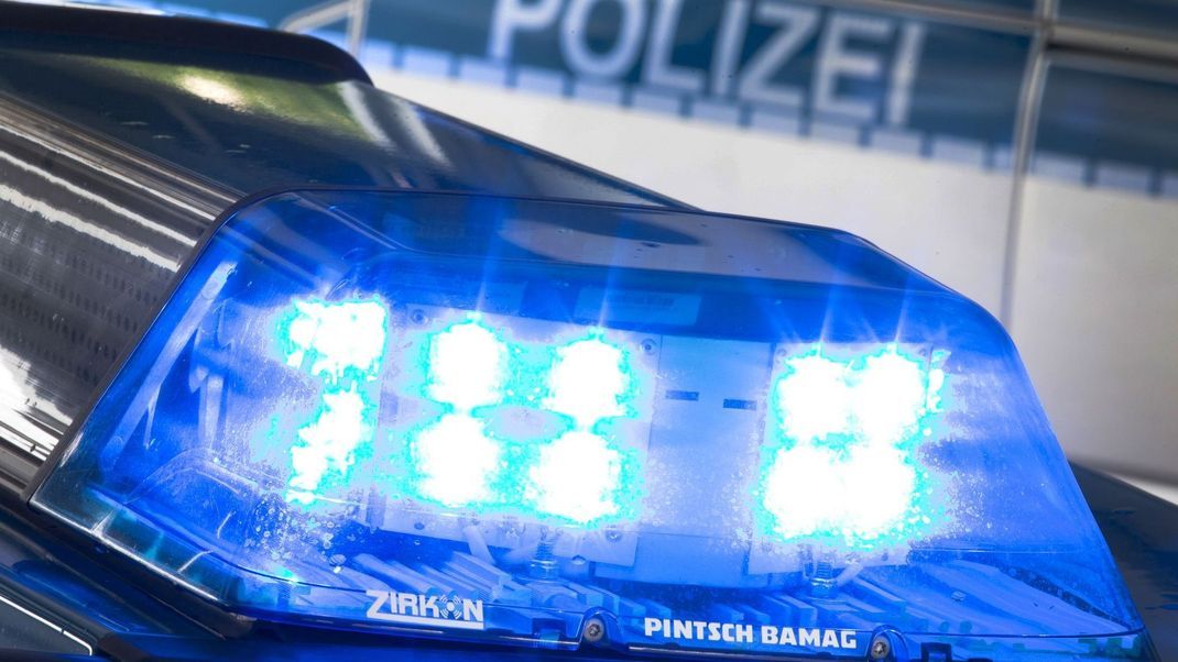 Ein Spezialeinsatzkommando der Polizei hat in einem Wohngebiet in Köln zwei Geiseln aus der Gewalt von Entführern befreit.