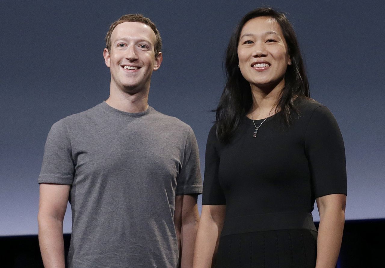 Auch Facebook-Gründer Mark Zuckerberg minimiert seine täglichen Entscheidungen. Er hat das gleiche graue T-Shirt 20 Mal im Kleiderschrank. Dann muss er sich nicht täglich fragen, was er anziehen will.