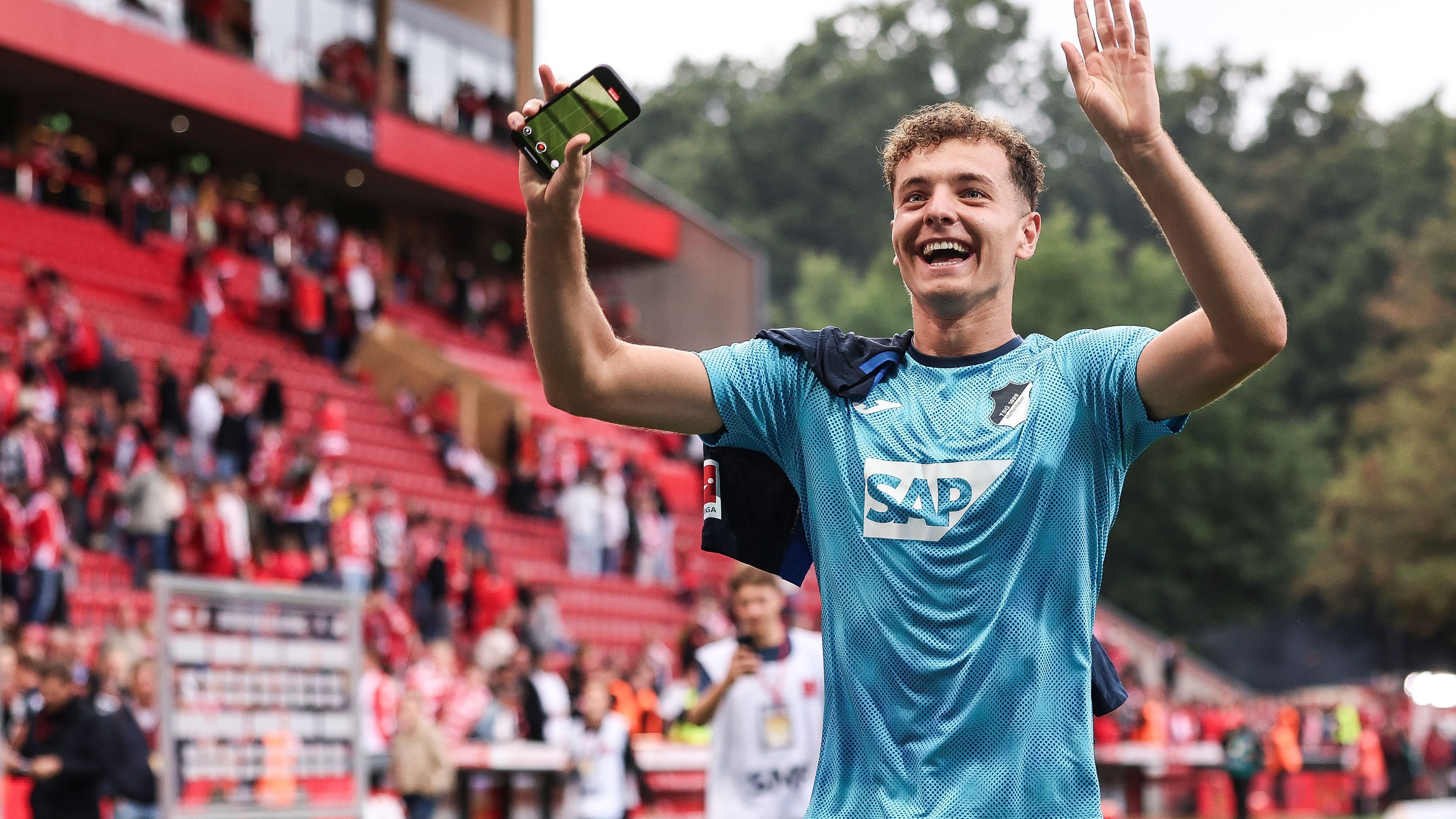 <strong>Fisnik Asllani (1899 Hoffenheim)</strong><br><em>Die rasante Entwicklung von Hoffenheims Fisnik Asllani hat laut "Sky" wohl den FC Barcelona auf den Plan gerufen. Demnach sollen die Katalanen den 23-Jährigen als möglichen Neuzugang für den Sommer 2026 im Blick haben. Dann könnten Interessenten von einer angeblichen Ausstiegsklausel im Kontrakt des Deutsch-Kosovaren profitieren. Zuletzt benannte Asllani Barca in der "Sportbild" bereits als seinen Traumklub.</em>