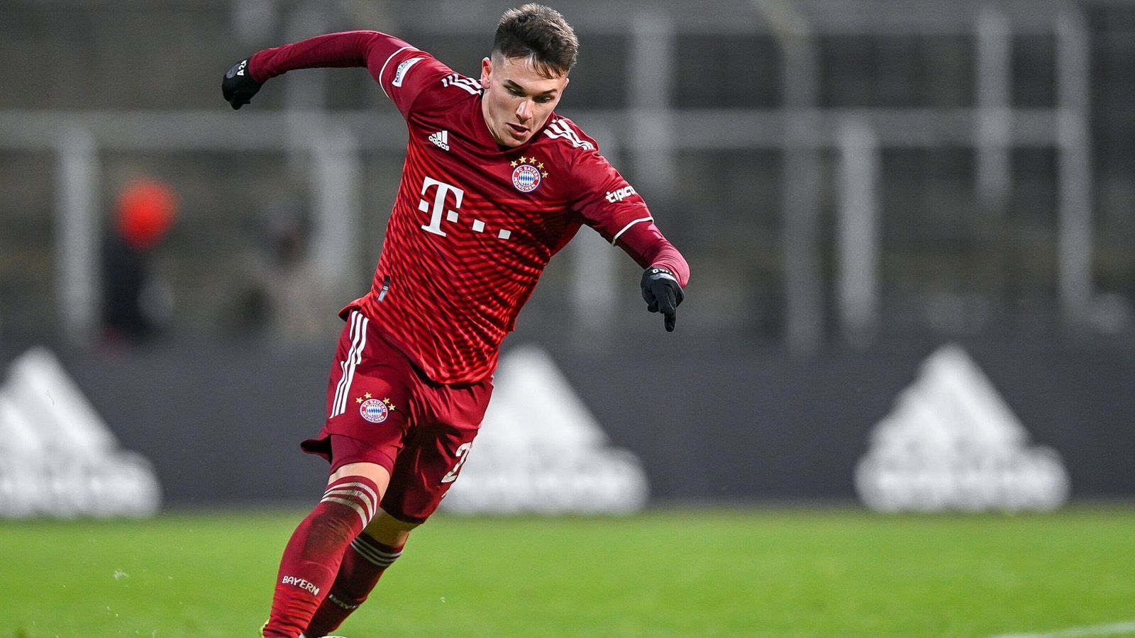 
                <strong>Taylor Booth (20 Jahre, Rechtsverteidiger/Mittelfeld)</strong><br>
                Booth ist in den USA geboren und wurde in der Real Salt Lake Academy ausgebildet. 2019 kam er in die U19 des FC Bayern München. In der vergangenen Saison war er an den österreichischen Erstligisten SKN St. Pölten ausgeliehen. Seit dieser Saison spielt er hauptsächlich als rechter Verteidiger in der Regionalliga-Mannschaft. Der 20-Jährige, der auch die italienische Staatsbürgerschaft besitzt, fühlt sich jedoch auch im defensiven und zentralen Mittelfeld wohl. In der Regionalliga kommt er in dieser Saison auf ein Tor und fünf Vorlagen. Profi-Luft schnupperte Booth auch bereits. Im DFB-Pokal gegen den Bremer SV in der ersten Runde wurde er in der zweiten Halbzeit eingewechselt. Im Sommer nahm er am Trainingslager der ersten Mannschaft teil. 
              