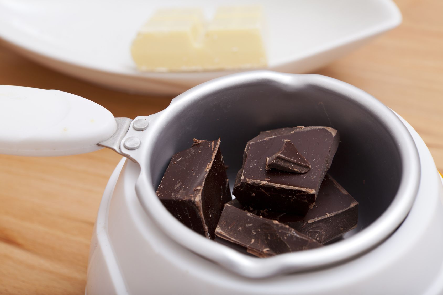 Spezielle Fondueschokolade ist teuer. Mit dem entsprechenden Rezept können Sie die Schokosoße aber auch selber machen.