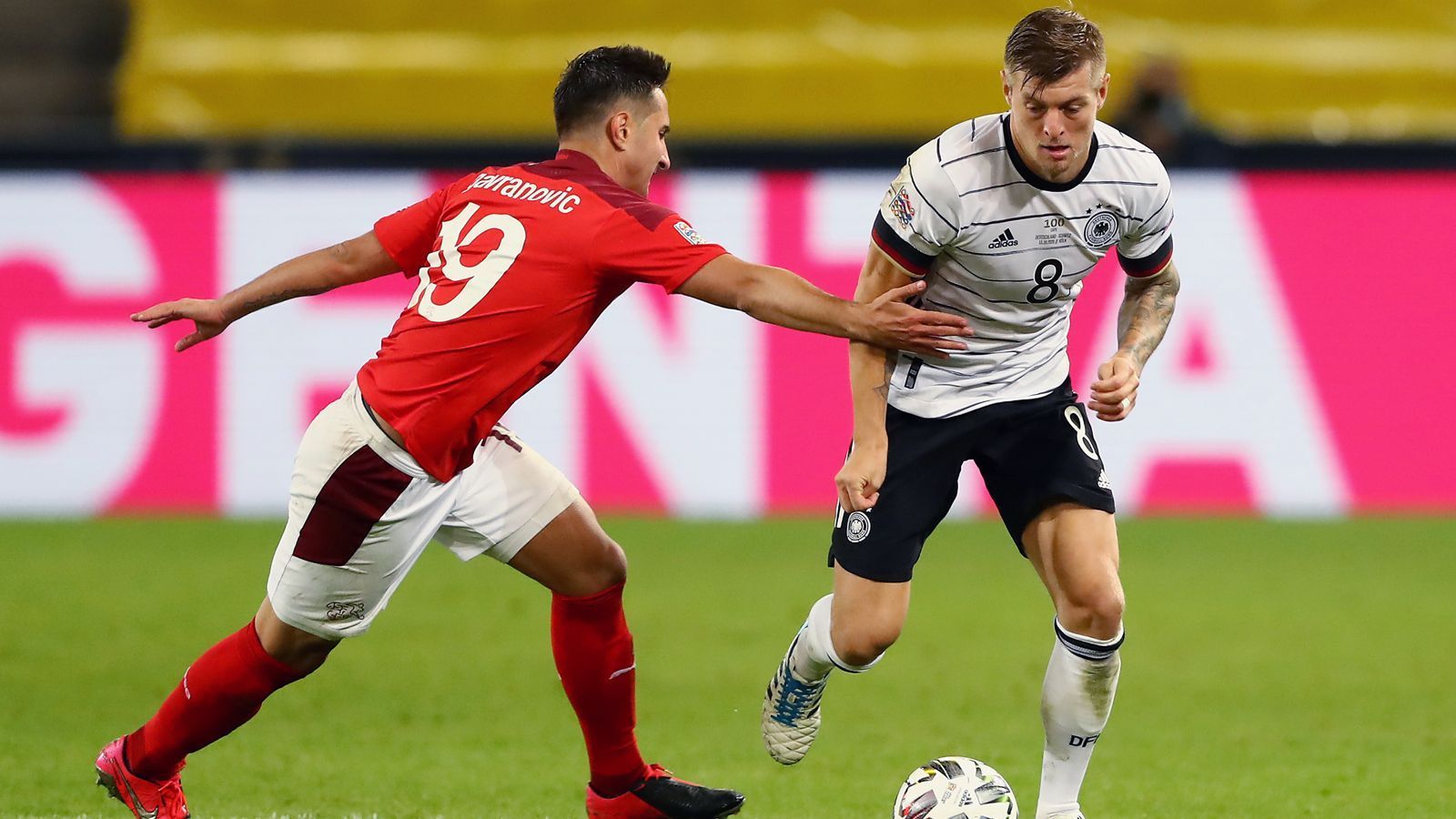 
                <strong>100. Länderspiel in der Nations League</strong><br>
                Doch trotz weiterhin guter Leistungen von Kroos verlief der geplante Umbau von Löw im DFB-Team nicht reibungslos. Das musste der Real-Star auch während seines Jubiläums-Spiels in der Nationalmannschaft feststellen. Im Nations-League-Duell gegen die Schweiz, dem 100. Länderspiel von Kroos, kam Deutschland am 13. Oktober 2020 nur zu einem 3:3.
              