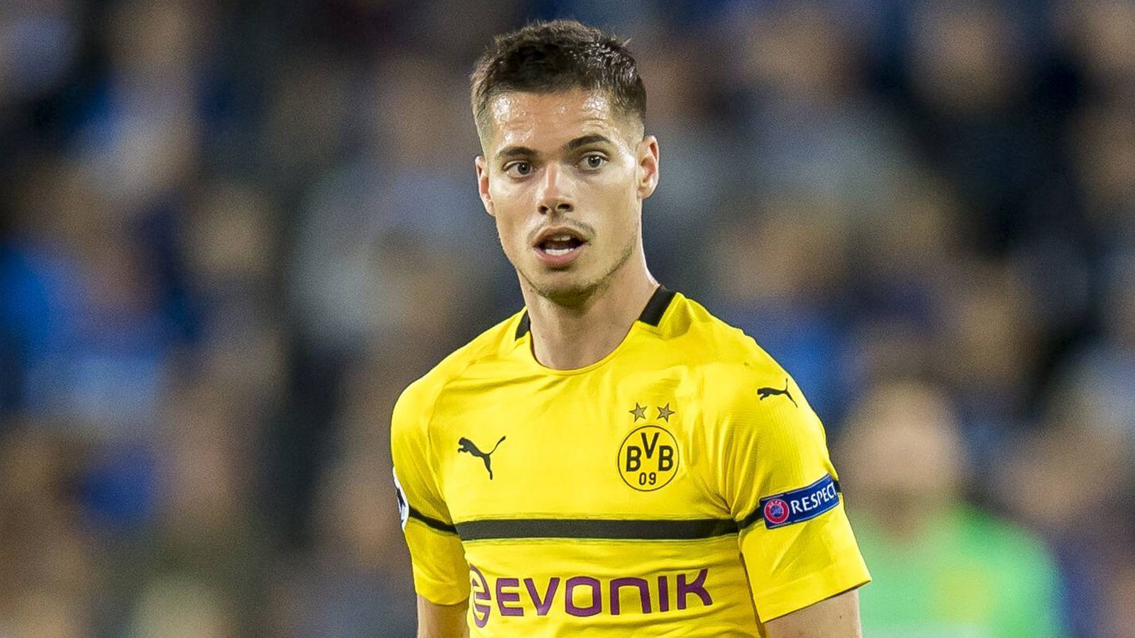 
                <strong>Julian Weigl</strong><br>
                Julian Weigl kommt in der 65. Minute für Thomas Delaney in die Partie und bleibt danach eher unauffällig, kontrolliert die Bälle, aber zeigt sich weniger stark als Defensivkollege Axel Witsel. ran-Note: 3
              