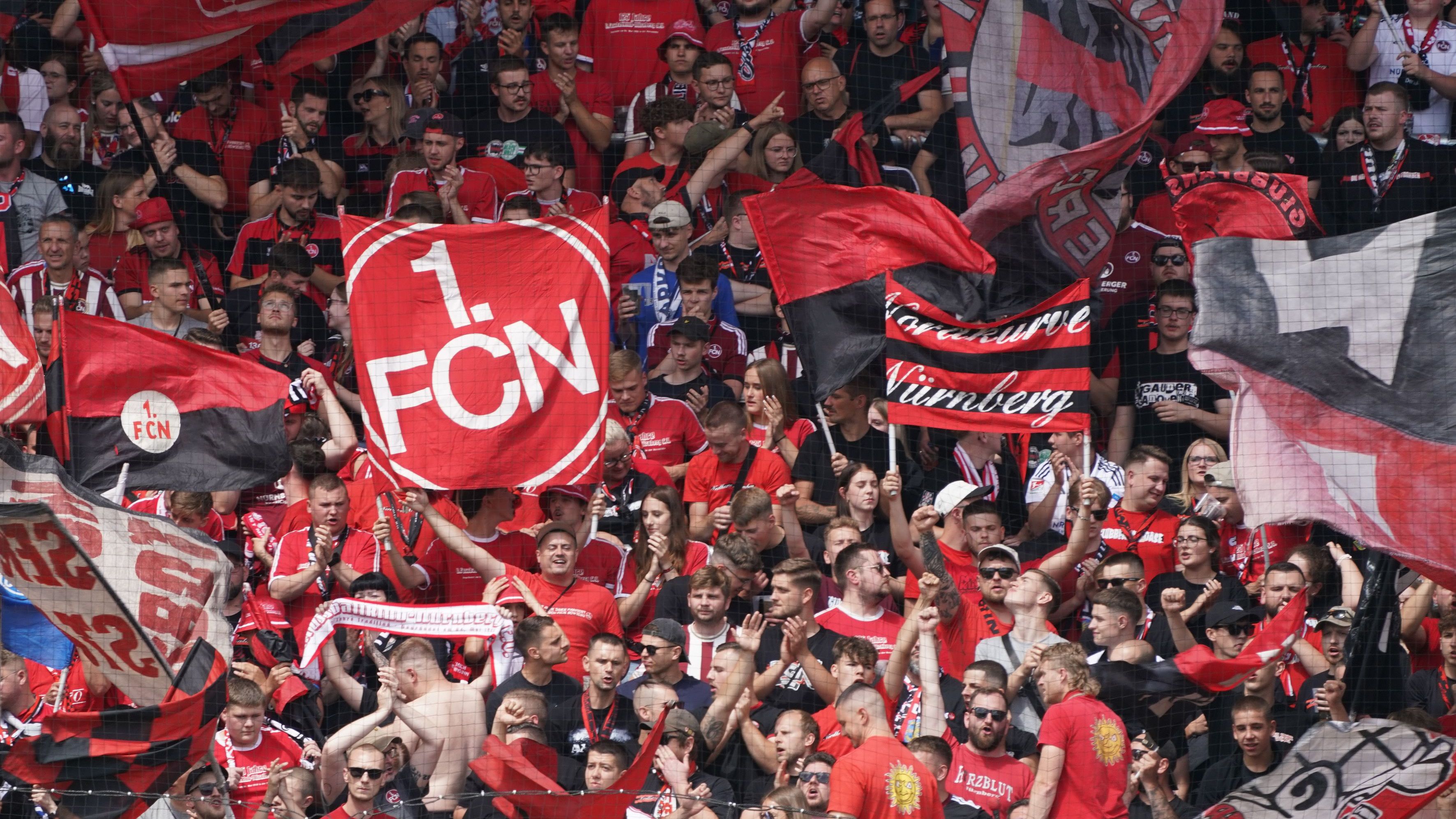 <strong>1. FC Nürnberg</strong><br>Bier: 5,50 Euro<br>Wurst: 4,00 Euro