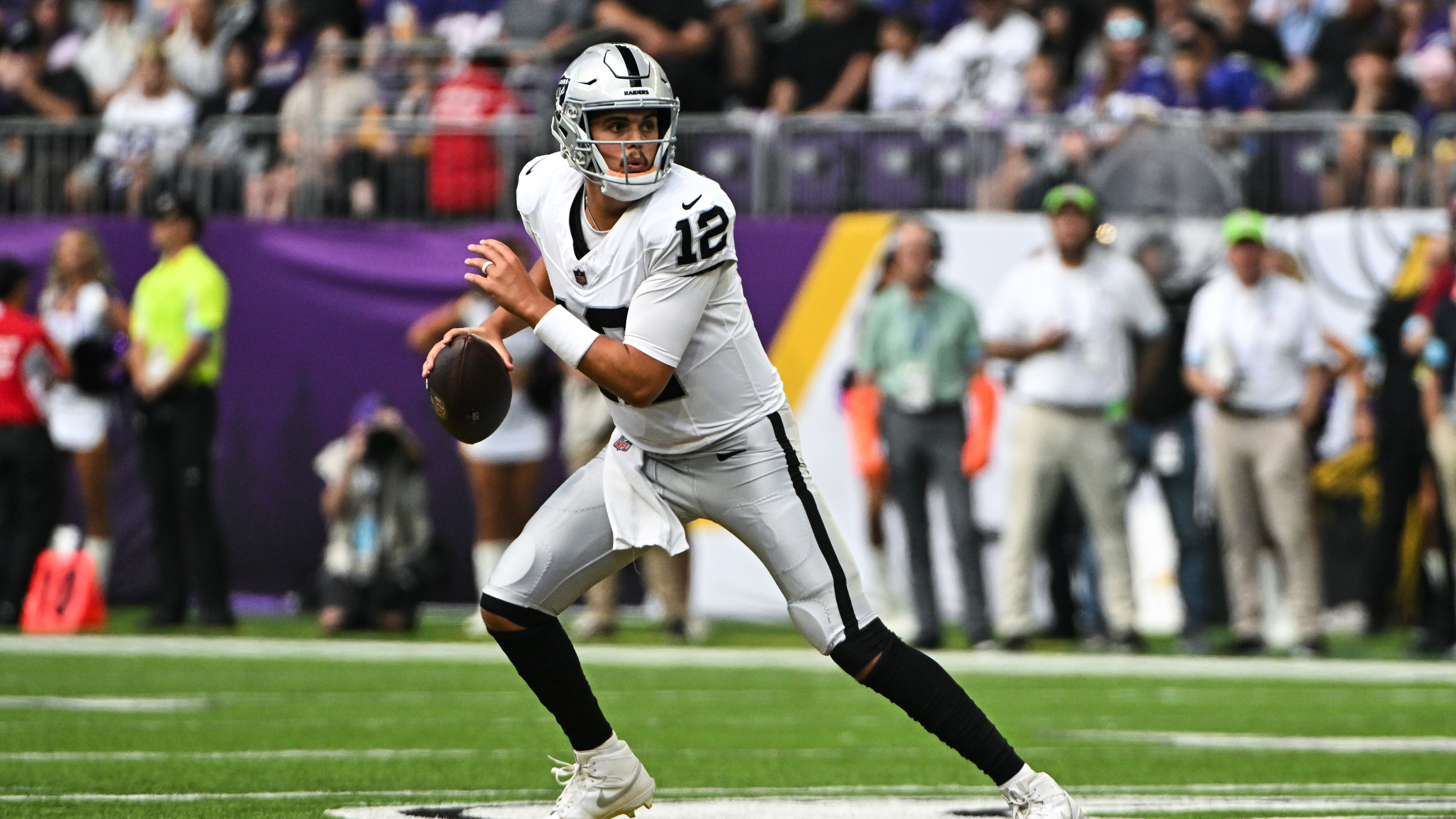 <strong>Las Vegas Raiders</strong><br>Das hatte sich bereits angekündigt: Gardner Minshew wird nach seiner schwachen Leistung bei der 18:34-Pleite gegen die Denver Broncos zum Reservisten degradiert. Am Sonntag gegen die Pittsburgh Steelers wird Aiden O'Connell, der Minshew schon gegen die Broncos ersetzte, die Raiders aufs Feld führen. Das kündigte Head Coach Antonio Pierce an.<br>• Starter: Aidan O'Connell (im Bild)<br>• Backup: Gardner Minshew