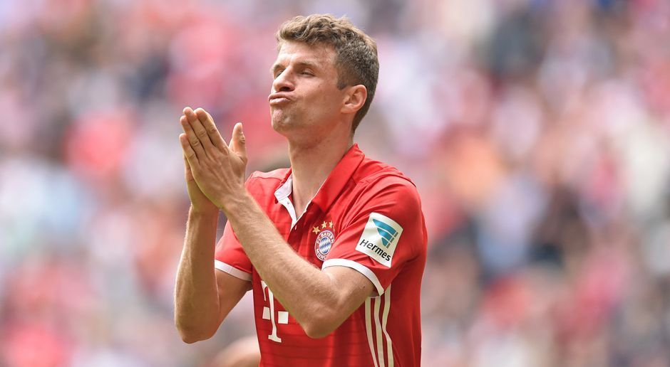 
                <strong>Offensives Mittelfeld: Thomas Müller</strong><br>
                Im Angriff der historischen Top-Elf der Bayern müllert es gewaltig. Hinter der Spitze agiert "Raumdeuter" Thomas Müller, der manchmal selbst nicht zu wissen scheint, was er da gerade macht, am Ende aber doch irgendwie immer richtig steht. "Müller spielt immer", sagte Louis van Gaal einst über seinen Lieblingsspieler. Auch bei uns. Ganz einfach, weil Thomas Müller Thomas Müller ist.
              