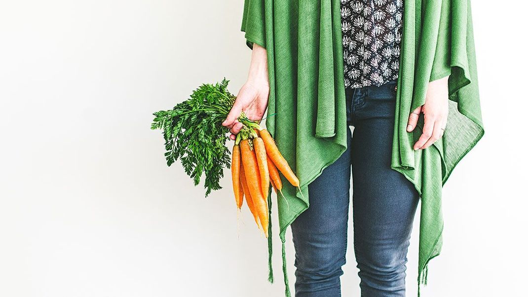 Karottensamenöl ist die ideale Zutat für eine nachhaltige Gesichtscreme bei reifer Haut. Das ganze DIY-Rezept findest du in unserem Beauty-Artikel.