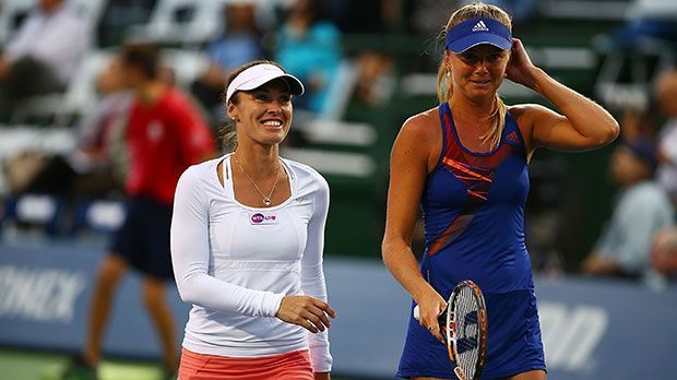 
                <strong>Martina Hingis anno 2013</strong><br>
                2013 folgte das nächste Comeback. Mit Daniela Hantuchova (rechts) trat Martina Hingis, die ihren Vornamen aufgrund von Martina Navratilova erhalten hat, bei der Doppelkonkurrenz in Key Biscayne an.
              