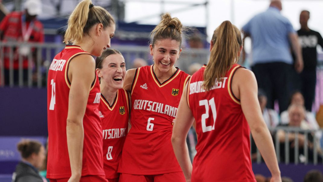 Deutschlands Sonja Greinacher (l-r), Elisa Mevius, Marie Reichert und Svenja Brunckhorst jubeln über den Sieg.