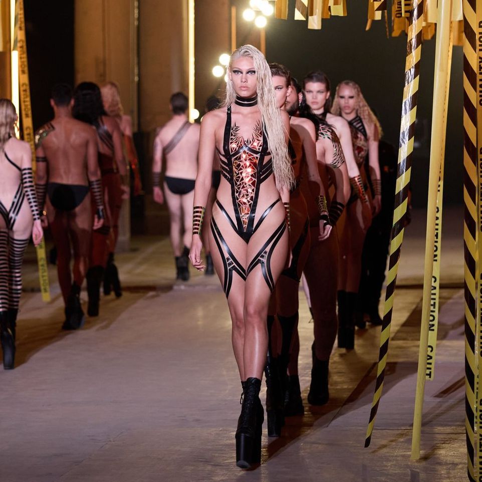 Für den Elimination-Walk tragen die Models von Drakhan Blackhart designte Tape-Looks.