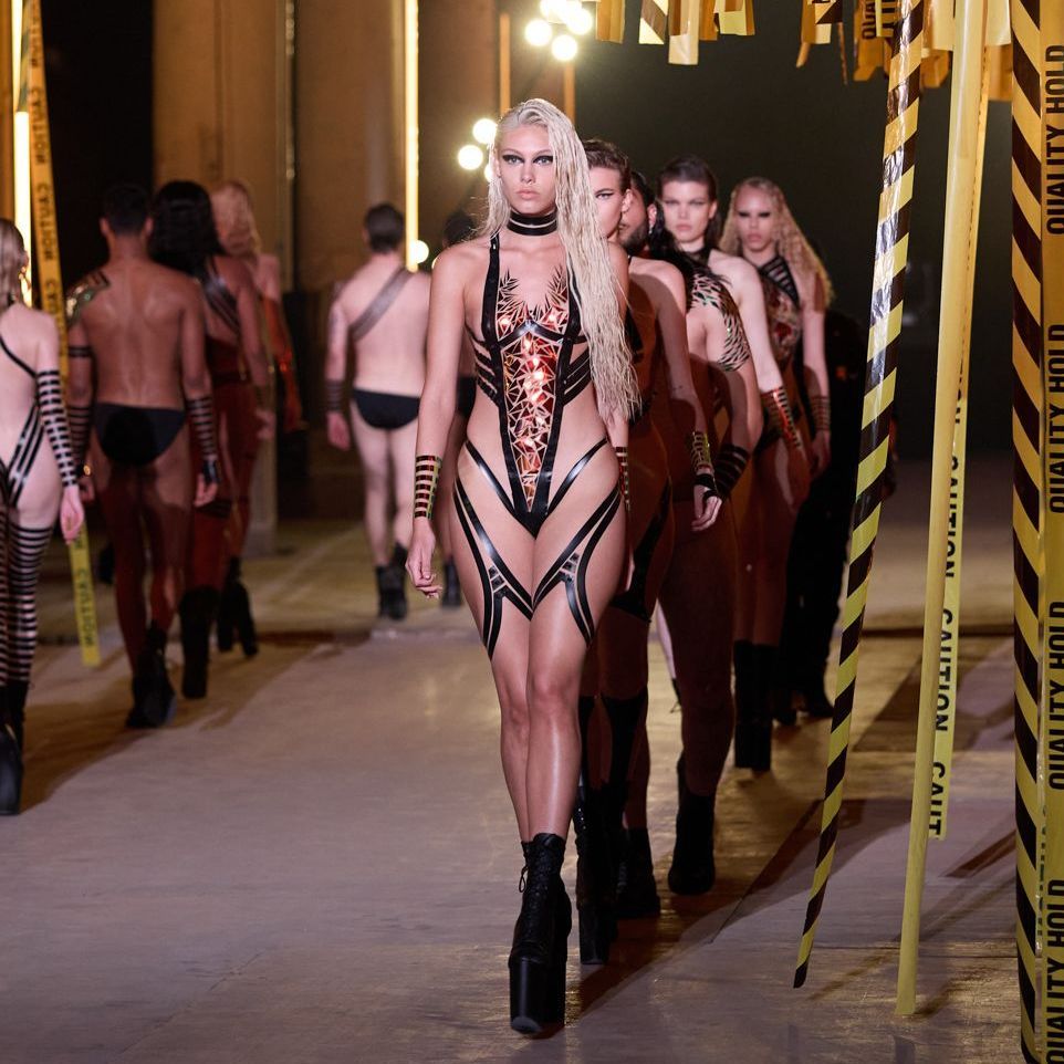 Für den Elimination-Walk tragen die Models von Drakhan Blackhart designte Tape-Looks.