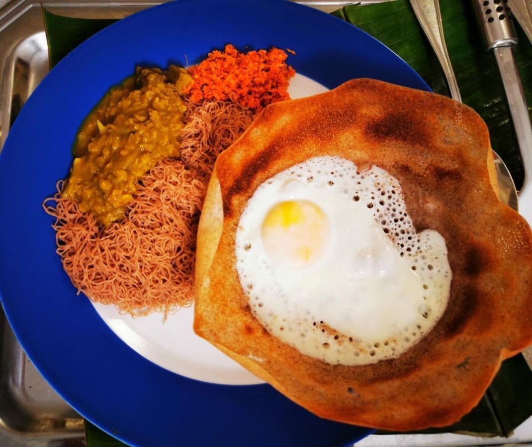 Hoppers gibt es in verschiedenen Varianten, zum Beispiel als Nudeln oder große gewölbte Pfannkuchen. Hoppers ist der anglisierte Name, der in Sri Lanka üblich ist. Das Gericht ist aber auch unter den Namen "appam" oder idiyappam“ bekannt. 