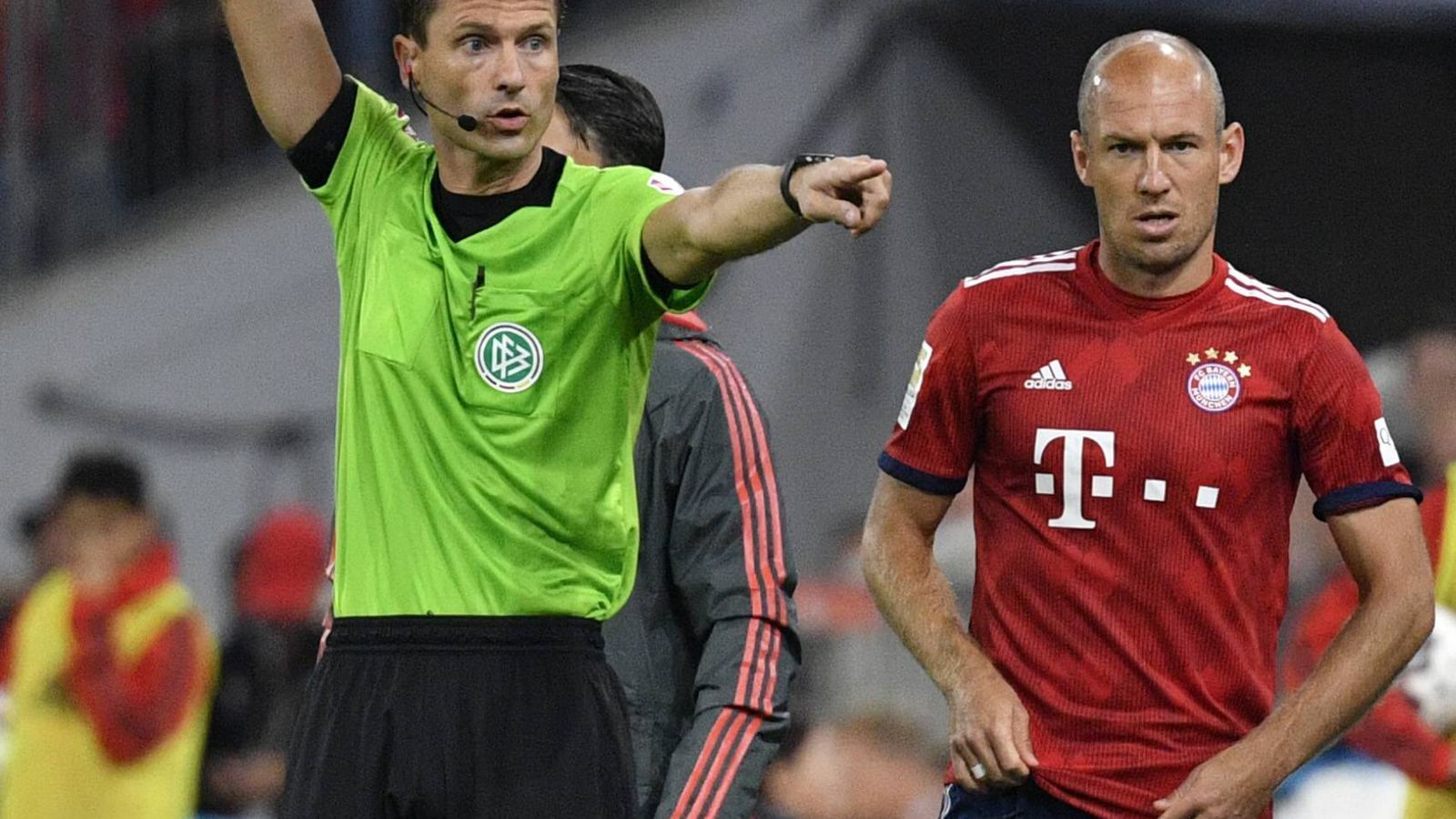 
                <strong>Arjen Robben (FC Bayern München)</strong><br>
                Der Niederländer kommt kurz vor der Pause für Coman und hat den großen Vorteil, dass sein Gegenspieler Adams schon gelb-vorbelastet ist. Robben bekommt so immer wieder Platz, den er gerade in der Schlussphase zu Abschlüssen nutzt. Ist beim Nachschuss des Elfers, dem vermeintlichen 2:1, zur Stelle, aber zu schnell im Strafraum. Macht kurz vor dem Ende das 3:1 und damit die Entscheidung. ran-Note: 1
              