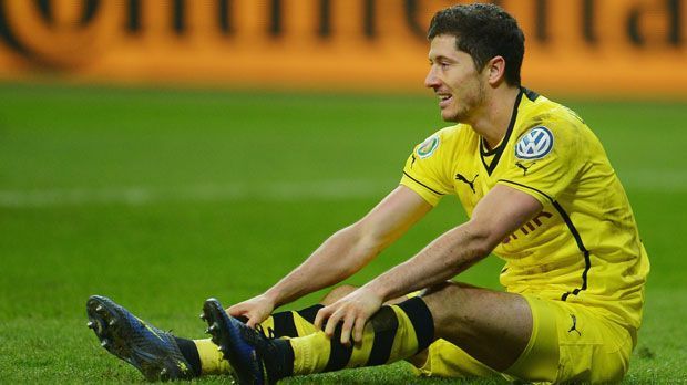 
                <strong>Robert Lewandowski (Borussia Dortmund)</strong><br>
                Robert Lewandowski: Der Pole war 2010 ein Glücksfall für Borussia Dortmund, den die Schwarz-Gelben günstig verpflichten konnten. 4,75 Millionen Euro überwies der BVB für "Lewy" an Lech Posen. Nur der FC Bayern München machte es 2014 noch besser: Der Rekordmeister holte Lewandwoski ablösefrei aus Dortmund nach München.
              