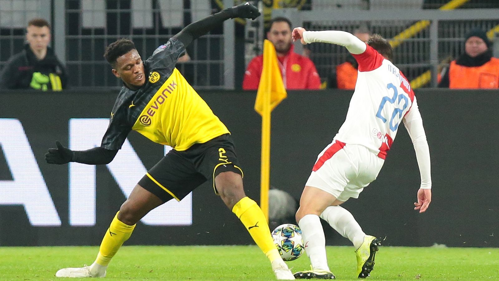 
                <strong>Dan-Axel Zagadou (Borussia Dortmund)</strong><br>
                Zagadou beginnt unauffällig und deutet sein Talent in der 17. Minute mit einem öffnenden Zuspiel auf Sancho an. Auch der junge Franzose lässt sich kurz vor der Pause von der defensiven Unsicherheiten seiner Teamkollegen anstecken und agiert in der Folge etwas wild. Zagadou fängt sich im Laufe der zweiten 45 Minuten jedoch und hilft dabei, den Sieg über die Zeit zu retten.  ran-Note: 3
              