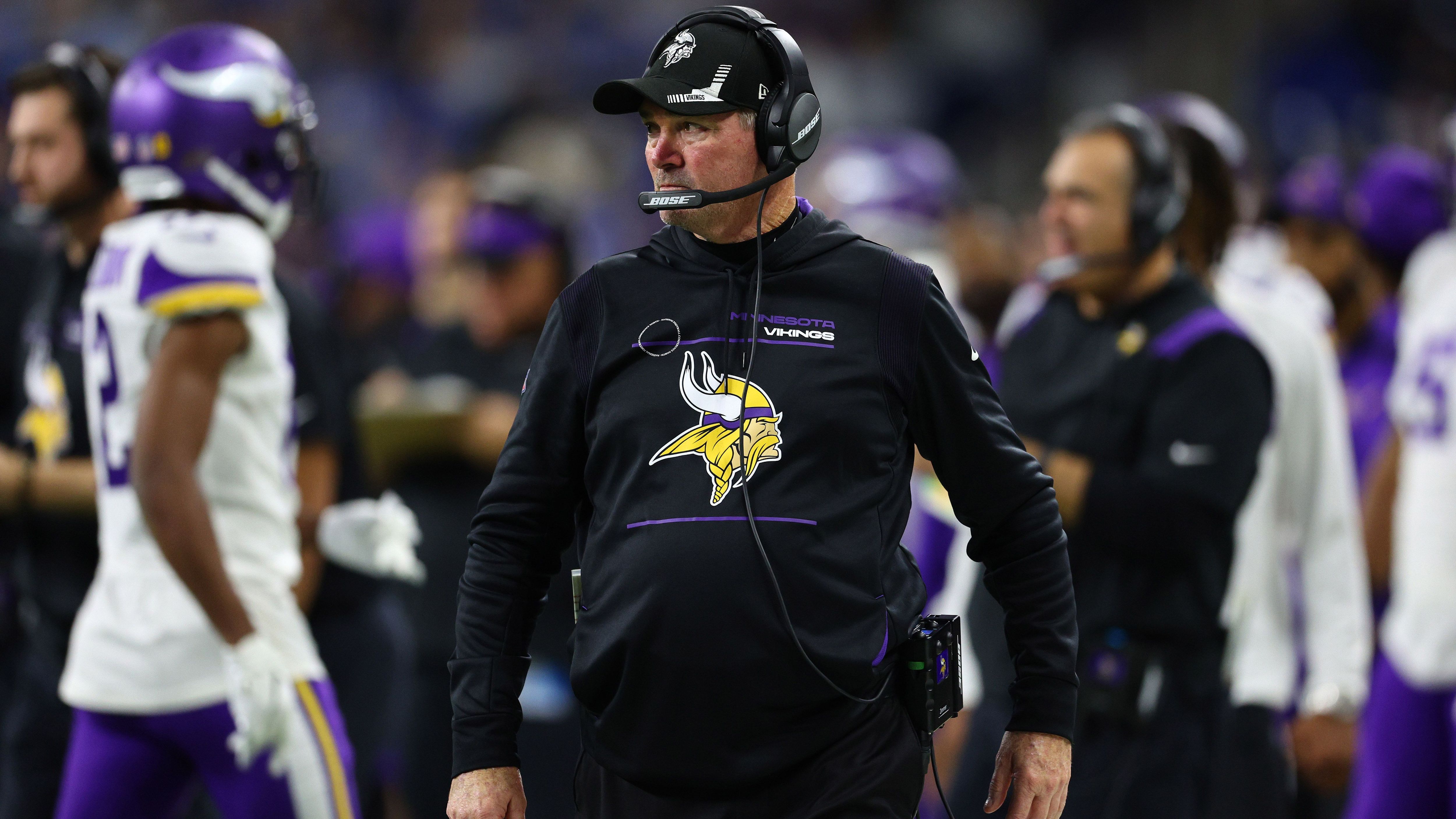 
                <strong>Verlierer: Minnesota Vikings</strong><br>
                Die Minnesota Vikings müssen sich so einige Fragen stellen, nachdem sie als erstes Team in der laufenden Saison sieglos gegen die Detroit Lions vom Platz gingen. Minnesotas taktische Marschroute während des Game-Winning-Drives der Lions darf arg angezweifelt werden, als sie kein Gegenmittel gegen Detroits Offense fanden und mit unter zwei Minuten auf der Uhr 75 Yards Raumgewinn zuließen. Mit einer Bilanz von 5-7 droht das dritte Mal innerhalb von vier Jahren das Verpassen der Playoffs. Für Head Coach Mike Zimmer dürfte die Luft damit immer dünner werden.
              