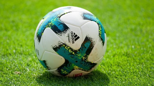 
                <strong>Torfabrik</strong><br>
                Die Torfabrik kommt in dieser Saison letztmals zum Einsatz, den offiziellen Spielball von adidas zieren markante Kreuze in Türkis mit gelben und schwarzen Elementen. Ab der Spielzeit 2018/19 stellt Derbystar den Spielball.
              