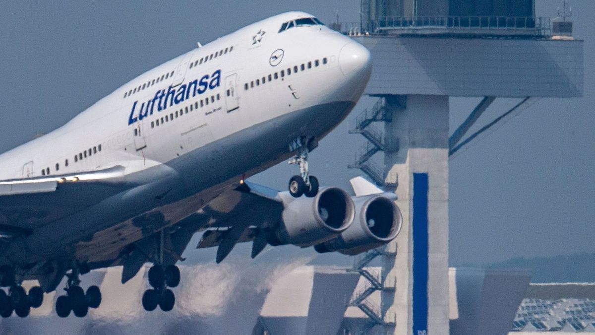 Eine Passagiermaschine vom Typ Boeing 747 der Lufthansa beim Start