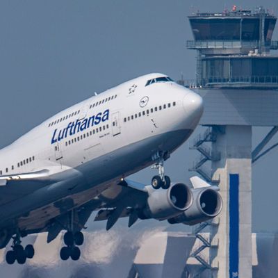 Eine Passagiermaschine vom Typ Boeing 747 der Lufthansa beim Start