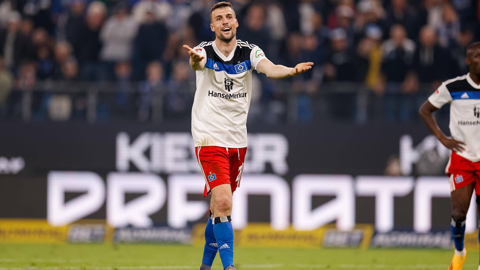 
                <strong>Jonas Meffert (Hamburger SV)</strong><br>
                Sorgt im defensiven Mittelfeld mit dafür, dass sich die Stuttgarter offensiv nicht so entfalten können wie erhofft. Wie die gesamte Mannschaft in der ersten Hälfte giftig, mit viel Kampfgeist. Leider kommt er nach dem Seitenwechsel vor dem 1:1 im Zweikampf mit Endo mit seiner Grätsche ein paar Zentimeter zu spät. Baut danach spürbar ab. Geht in der 67. Minute runter. ran-Note: 4
              