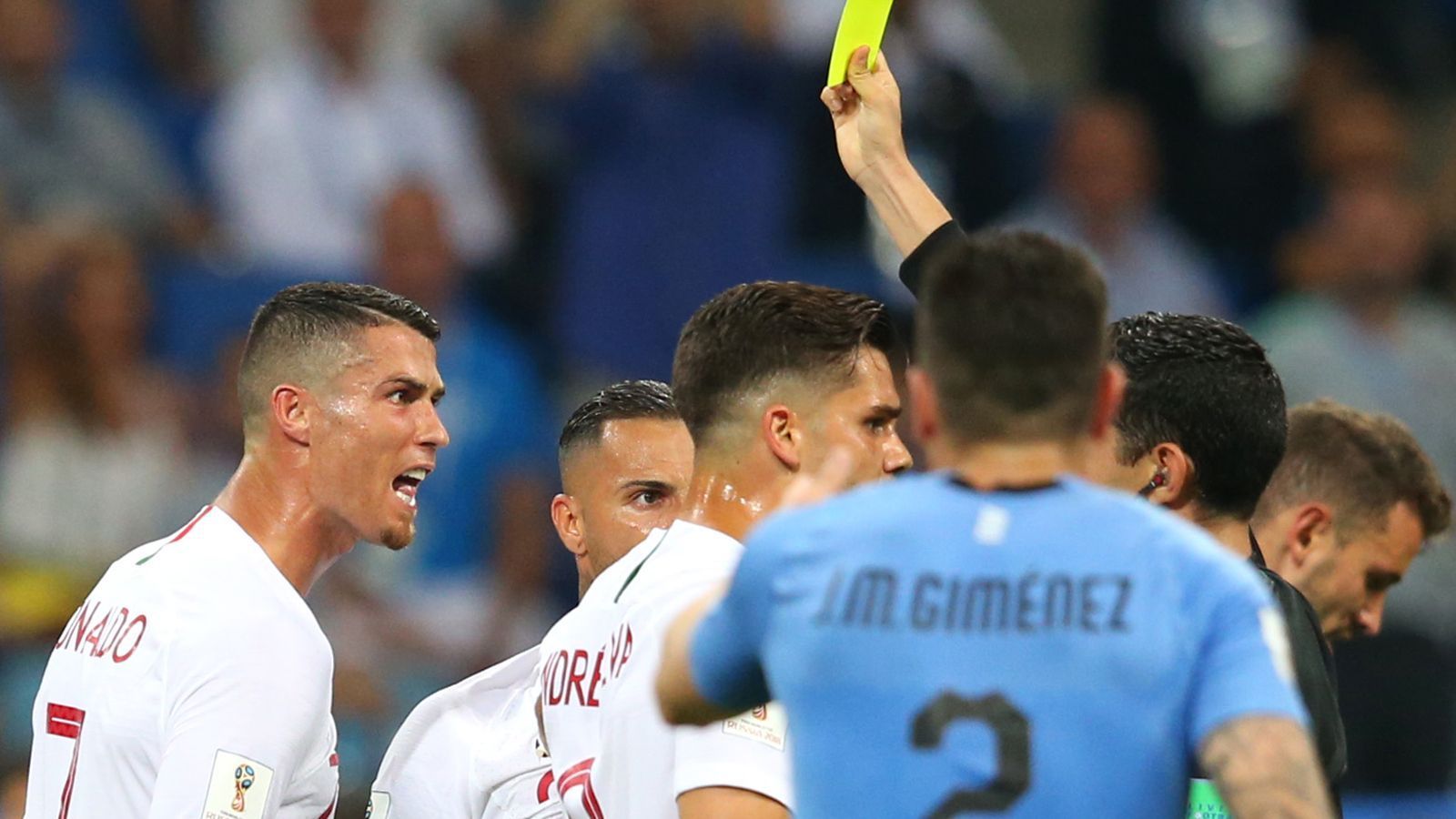 
                <strong>Angriff: Cristiano Ronaldo (Portugal)</strong><br>
                In der Gruppenphase hochgejubelt und gefeiert, im Achtelfinale geht Cristiano Ronaldo unter. Der 33-Jährige kann seiner Mannschaft nicht helfen. Torchancen sind absolute Mangelware und schließlich sieht der Stürmer auch noch die Gelbe Karte wegen Meckerns. Damit wäre er im Viertelfinale ohnehin gesperrt. Dieses Szenario erledigt sich allerdings: Portugal unterliegt Uruguay und scheidet im Achtelfinale aus.
              