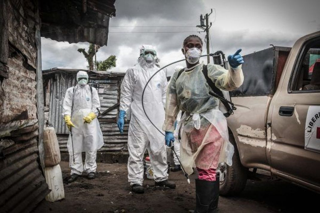 Helfer:innen während der Ebola-Epidemie in ihren Schutzanzügen.