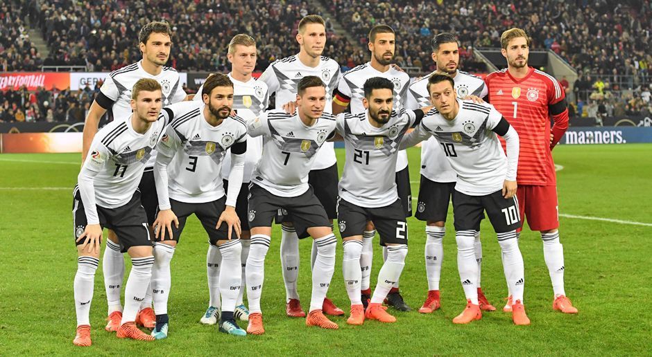 
                <strong>2017: DFB-Team bleibt ungeschlagen</strong><br>
                Das Last-Minute-Unentschieden gegen Frankreich bedeutet: Das DFB-Team bleibt im Kalenderjahr 2017 ungeschlagen. Weder in der WM-Qualifikation noch beim Confed Cup oder in den Freundschaftsspielen mussten Jogis Jungs eine Niederlage hinnehmen. Nicht nur die bewährten Kräfte wie Toni Kroos und Sami Khedira, auch die Neuen um Lars Stindl und Timo Werner hatten einen großen Anteil daran, dass die Nationalmannschaft das erste Mal seit 20 Jahren ein Jahr ohne Niederlage erlebte.
              