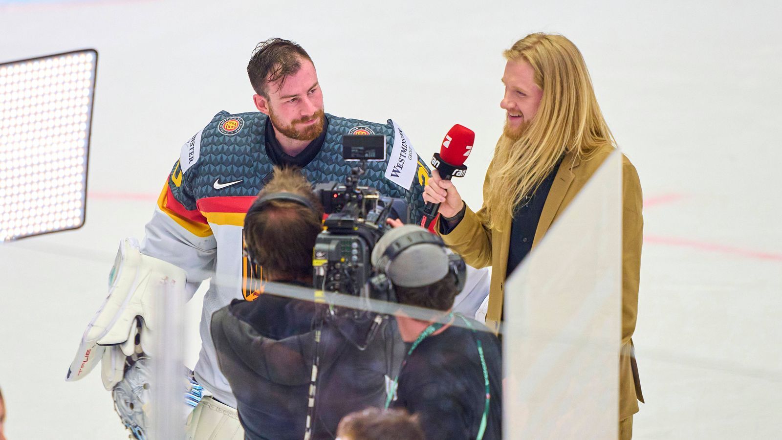 <strong>Geheimer Held des Spiels</strong><br>Obwohl er auf der Bank Platz nehmen muss, ist der Philipp Grubauer die lautstarke Stimme von der Seite. Muntert nach vergebenen Chancen die Spieler auf und ist in ständigem Austausch mit Niederberger im Tor. Wichtig für den weiteren Verlauf des Turniers, dass der wohl größte Name im Team die Richtung vorgibt: Diese Niederlage bloß nicht zu hoch hängen!