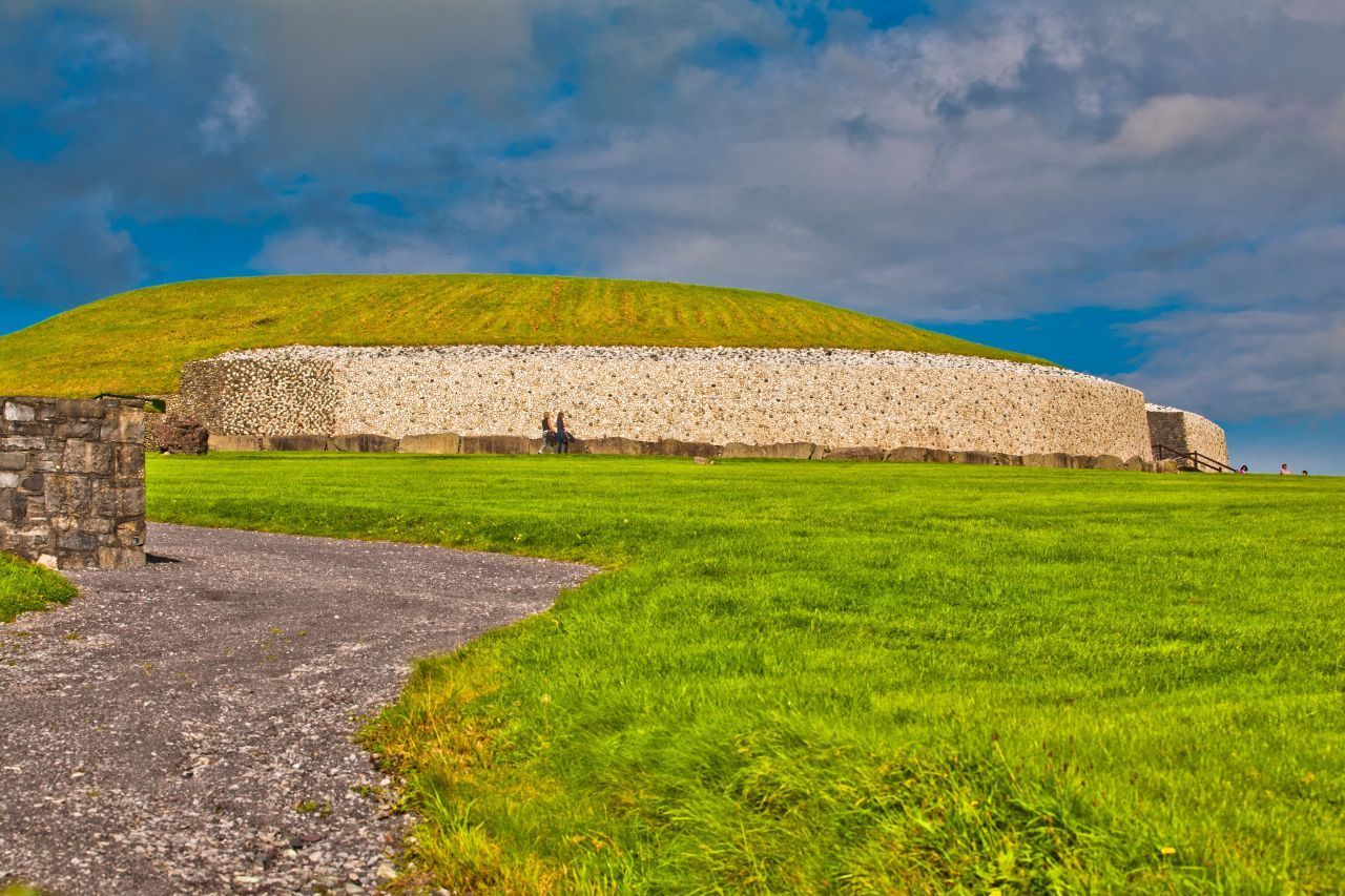 Steinzeitgrab Newgrange in Irland: Unter einem Hügel versteckt entdeckte der Bauer James Campbell zufällig eine Grabanlage aus der Jungsteinzeit. Praktisch auf der regnerischen Insel: Die Grabkammer ist auch nach 5000 Jahren noch wasserdicht.